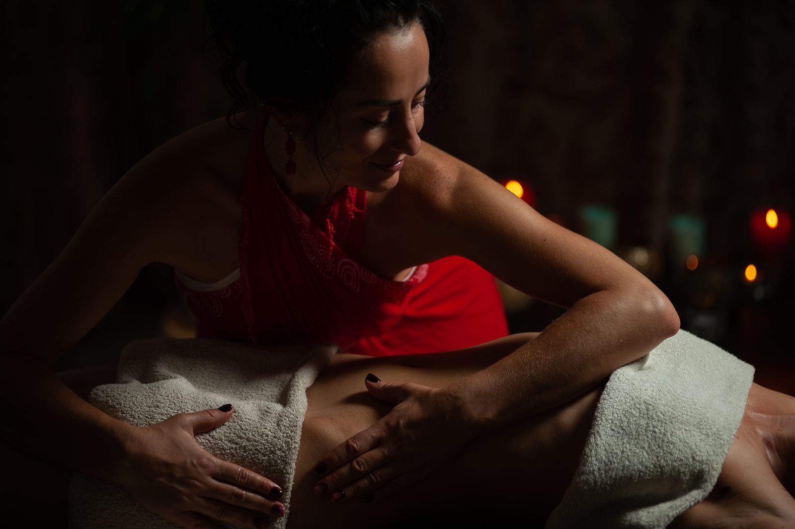 Kvalitní erotický masážní salon v Praze – masérka při smyslné masáži